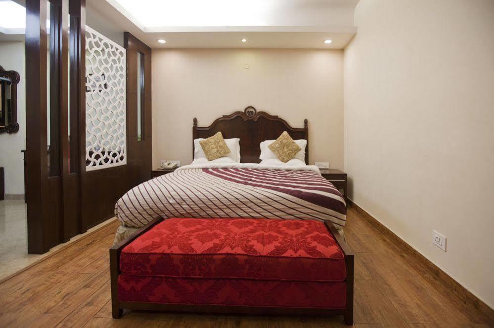 Oyo Premium Pitampura Hotel New Delhi Exterior photo